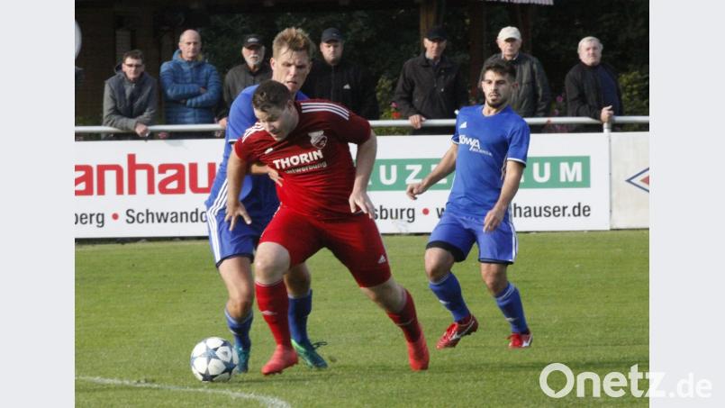 Das Landkreisderby der Landesliga endete 2:2. Bastian Lobinger (SpVgg Pfreimd) setzte sich in dieser Szene gegen Sebastian Eller (SC Ettmannsdorf) durch und erzielte den 1:1-Ausgleich. Bild: Hirsch