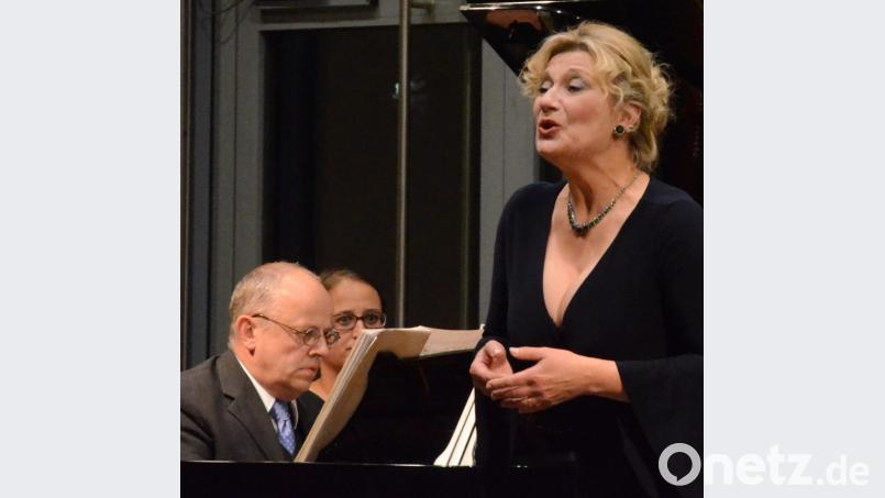 Beim Liederabend in der Max-Reger-Halle interpretieren Frauke May (rechts) und Bernhard Renzikowski die Utopie. Bild: Kunz