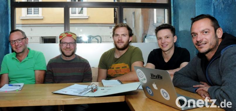Sein Hauptquartier hat das Aktionsbündnis, das für das Fest auf dem Marktplatz verantwortlich zeichnet im Blauen Haus. Im Bild von links: Udo Fechtner (IG Metall), Johannes Diehl, Dominik Schuller, Benedikt Etzold und Christian Klostermann. Bild: Stephan Huber