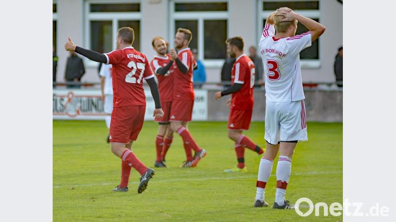 Daumen hoch: Jiri Scheinherr (links) und der SV Inter Bergsteig siegen, Johannes Regler (rechts) vom SV Sorghof ist bedient. Bild: ref