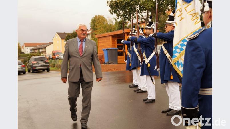 Bürgermeister Rupert Troppmann tritt durch den Spalier der Bürgerwehr. Bild: arw