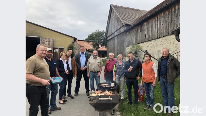 Grillmeister Werner Reinl (von links) und BDM-Vorstand Hubert Meiler mit den Kandidaten: Annette Karl (SPD), Christoph Skutella (FDP), Roland Magerl (AfD), Gastgeber Hans Mois, Karl Meier (Freie Wähler), Barbara Kindl (ÖDP), Ali Zant (Linke), Gertraud Mois und Klaus Bergmann (Grüne). Bild: juh