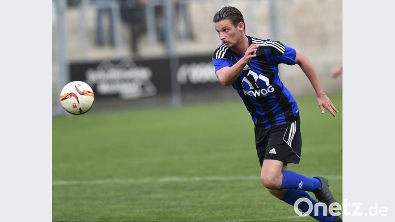 Josef Rodler hätte in Bad Kötzting den Weidener Siegtreffer erzielen können, der Stürmer traf aber in der zweiten Halbzeit nur die Latte. Bild: Alfred Schwarzmeier