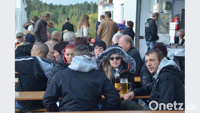 Dick eingemummt konnte man die Temperaturen auch außerhalb des Hangars ertragen. Bild: Kunz