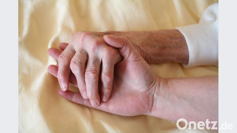Helfende Hände sind in Pflege- und Altenheimen gefragter denn je. Allerdings ist es immer schwieriger, Fachpersonal zu rekrutieren. Bild: Gerhard Götz