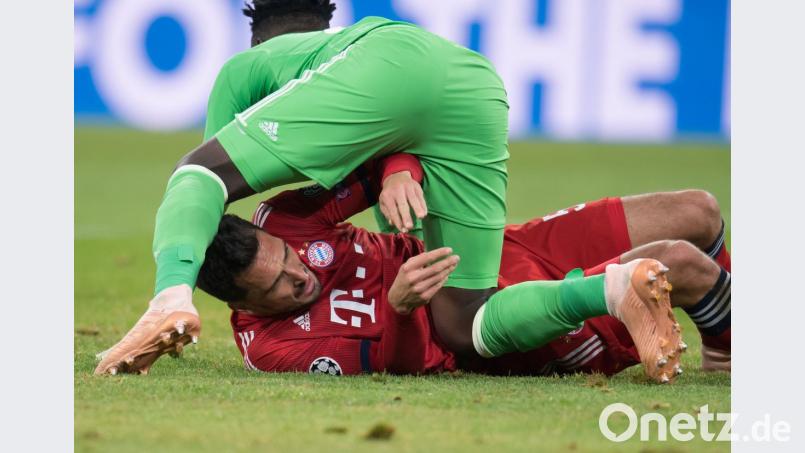 Autsch, das tat weh: Mats Hummels (unten) rumpelte gegen Ajax gleich zweimal mit Gegenspielern zusammen (in dieser Szene mit Amsterdams Keeper Andre Onana). In der Kabine musste dem leicht benommenen Innenverteidiger mit mehreren Stichen eine Platzwunde genäht werden. Bild: agentur_dpa