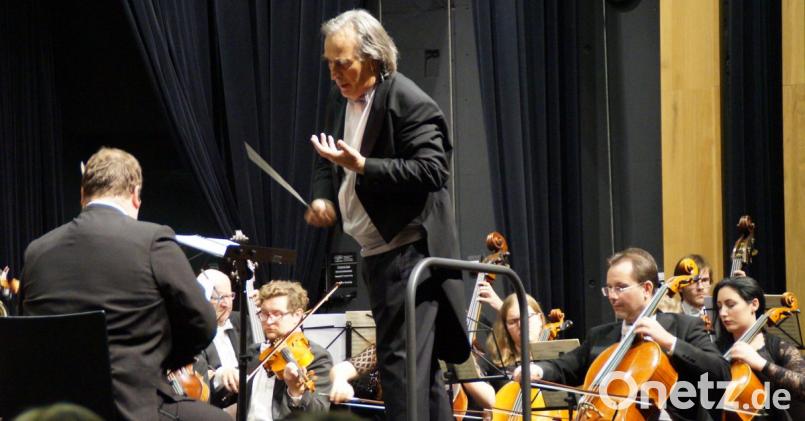 Einen musikalischen Höhepunkt im Neunburger Kunstherbst bescherten die Smetana Philharmoniker aus Prag mit ihrem Dirigenten Hans Richter bei der Tschaikowsky-Nacht in der Schwarzachtalhalle. Mit viel Einsatz und Liebe zur Musik leitete Richter das Orchester. Bild: weu
