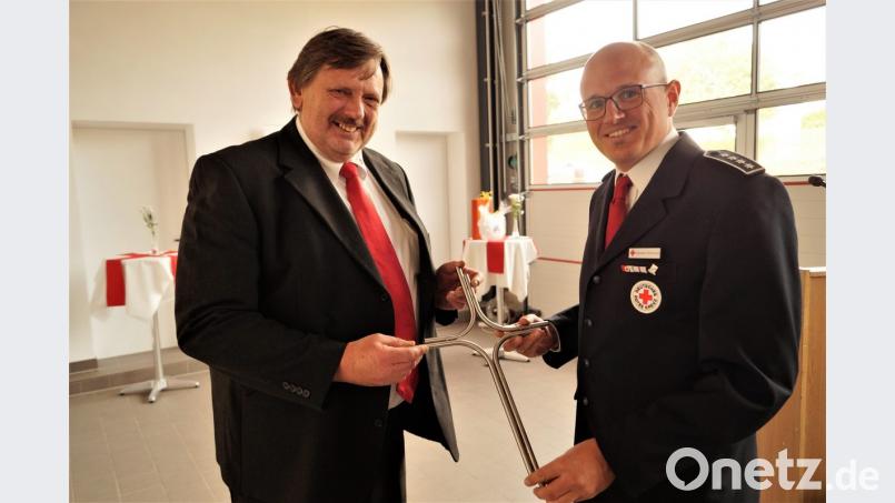 Sebastian Windschügl erhält von Rettungsleiter Peter Lischka das geweihte Kreuz für den Ehrenamtlichen Bereich (von rechts). Bild: arw