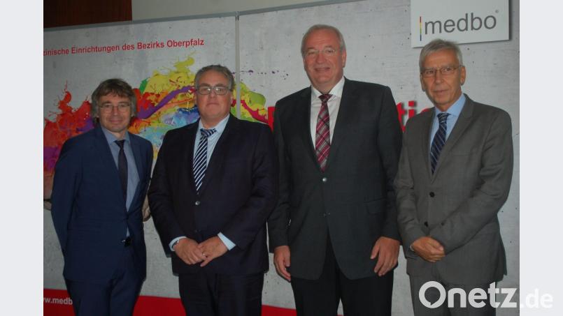 Den neuen Neurologie-Lehrstuhlinhaber Professor Ralf Linker (Zweiter von links) begrüßten Medbo-Chef Helmut Hausner (von links), Bezirkstagspräsident Franz Löffler und Unirektor Udo Hebel in Regensburg. Bild: Hanna Gibbs