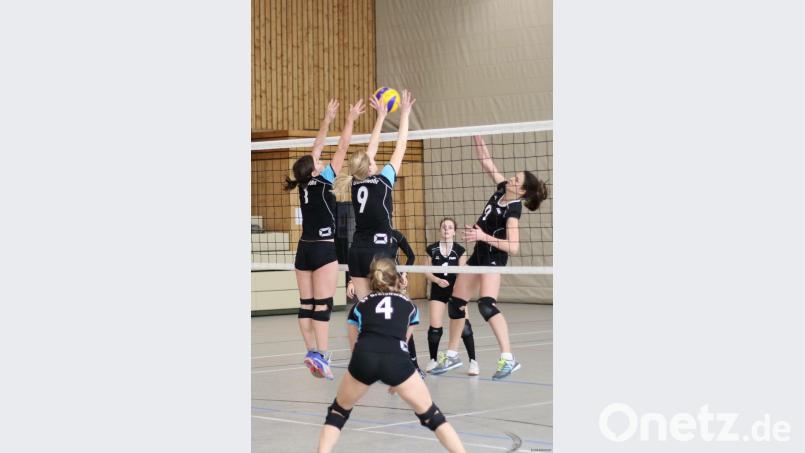 Romana Sier und Maria Schraml beim Block am Netz. Bild: Michael Klement