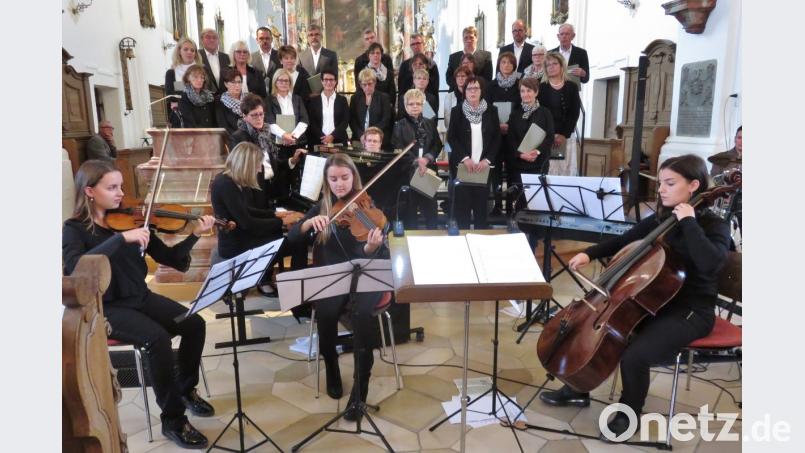 Franziska, Ronja und Julia Rosemann aus Sorghof (von links), die durch ihren Opa Helmut Wolf ihre Liebe zur Musik entdeckten, sind mit ihren Streichinstrumenten hierzulande längst ein Begriff. Bild: rha