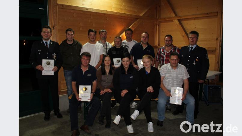 Zwischen 10 und 35 Jahren leisten sie bereits aktiven Feuerwehrdienst: Beim Kameradschaftsabend werden Markus Hefner (stehend, von links), Karl-Philipp Weiß, Jakob Krockauer, Peter Hösl, Christof Steger, Roland Hörl, Wolfgang Walberer, Roland Henfling und Martin Rodler sowie Norbert Vetter (vorne, von links) Monika Neumann, Anja Walberer, Stefanie Walberer und Thomas Pscherer dafür geehrt. Bild: rod