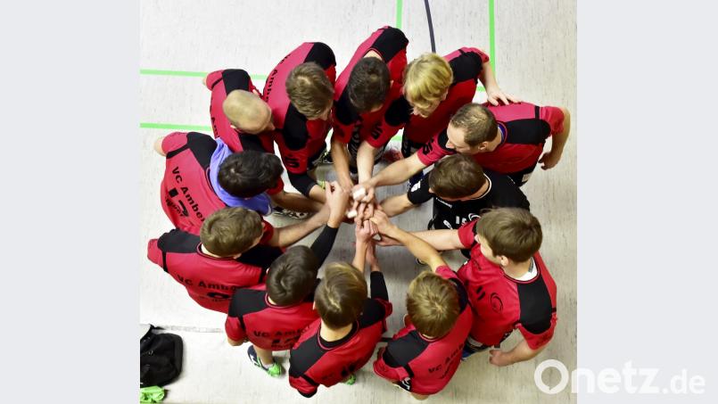 „Einer für alle, alle für einen!“ Die Bayernliga-Volleyballer gehen nach einer erfolgreichen und vor allem verletzungsfreien Vorbereitung zuversichtlich in die neue Saison. Bild: Hubert Ziegler
