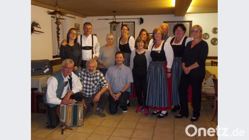 Das letzte Treffen vor Inbetriebnahme der neuen Homepage fand mit den Partnern aus
Cham, Frankreich, Italien und Schottland im Landkreis Amberg-Sulzbach statt. Dabei stand
für die Gruppe auch ein Ausflug nach Hirschau auf dem Programm. Gemeinsam mit
Mitgliedern des Heimat- und Trachtenvereins Hirschau durften die Gäste die Oberpfälzer
Gastfreundschaft erleben. Die interkulturelle Zusammenarbeit ging so weit, dass die
Schotten landestypische Tänze aufführten. Bild: exb