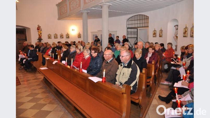 Zur Rosenkranzfeier kommen viele Gläubige. Bild: ak