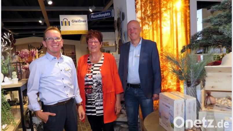 Prokurist Wolfgang Horn, Seniorenchefin Lieselotte Kulzer und Firmeninhaber Jörg Kulzer (von links) zeigten bei der Neueröffnung am Freitag auf dem "Maximiliansplatz" (Schild oben in der Mitte) stolz ihr neues Möbelhaus-Leitsystem, das an die Straßennamen der Stadt Tirschenreuth erinnert. Bald soll es dazu sogar einen eigenen "Stadtplan" geben. Bild: ubb