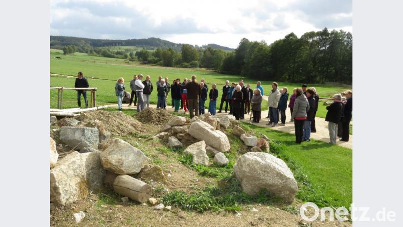 Mit großen Interesse ließen sich die Gäste von Stefan Wolters die Burg-Baustelle erklären. Bild: ubb