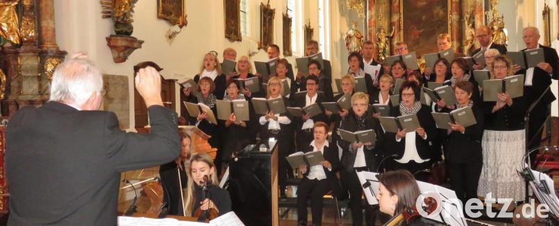 Der Kirchenchor Vilseck bestach mit homogenem Gesang. Chorleiter und Organist Franz Winklmann, der seit 43 Jahren als Kirchenmusiker in der Pfarreiengemeinschaft tätig ist, stellte beim Konzert auch sein großes Organisationstalent unter Beweis. Bild: rha