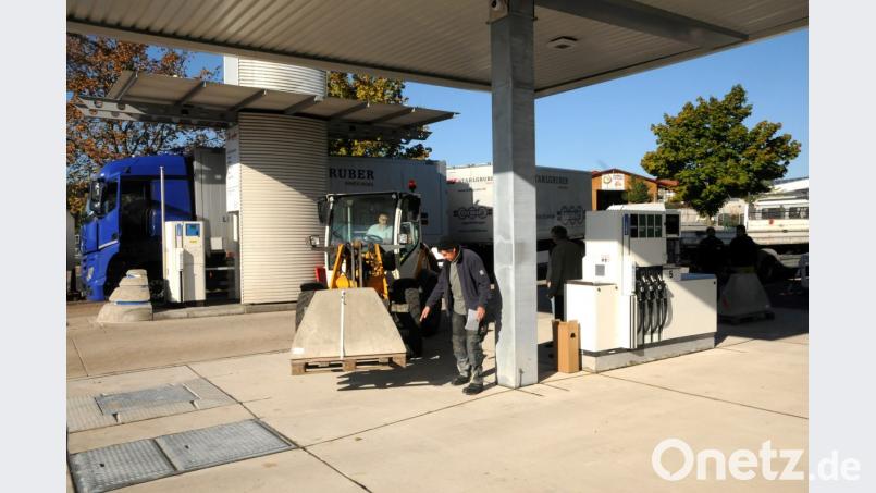 Nach den Restarbeiten geht die neue Tankstelle in der Eisenhämmerstraße am Dienstag in Betrieb. Im Hintergrund die bisherige Lkw-Zapfsäule. Bild: ge