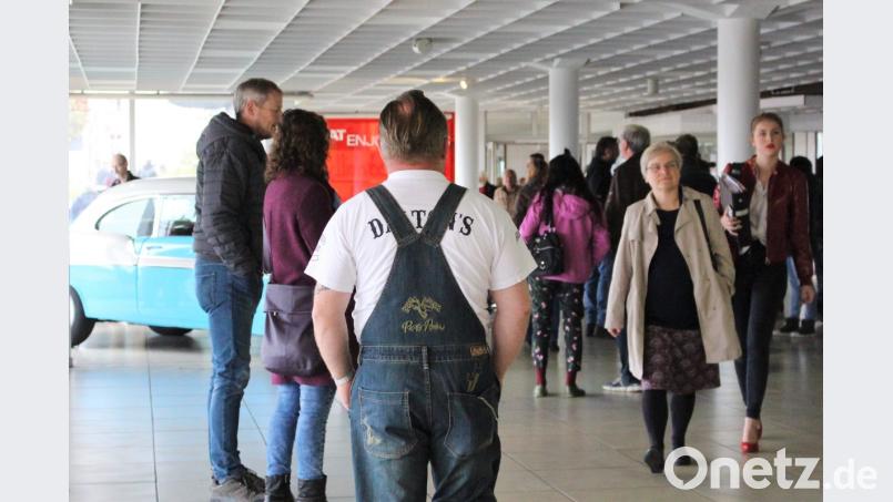 Zahlreiche Besucher bei "Oi's Rock'n'Roll" im ehemaligen Autohaus. Bild: Dagmar Williamson