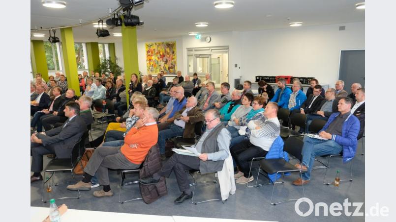 Die Größenordnung der Versammlung in der Volksschul-Aula Grafenwöhr mit zirka 150 Kommunalpolitikern ähnelte einer Parlamentssitzung. Bild: do