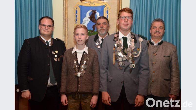 Großer Empfang im Rathaus: Die beiden Gaukönige Andreas Bäumler (Zweiter von links) und Paulus Kellner (Zweiter von rechts) werden im Rathaus empfangen und von Gauschützenmeister Stefan Brandmiller, Schützenmeister Peter Meier und Bürgermeister Andreas Wutzlhofer (von links nach rechts) ausgezeichnet. Bild: dob
