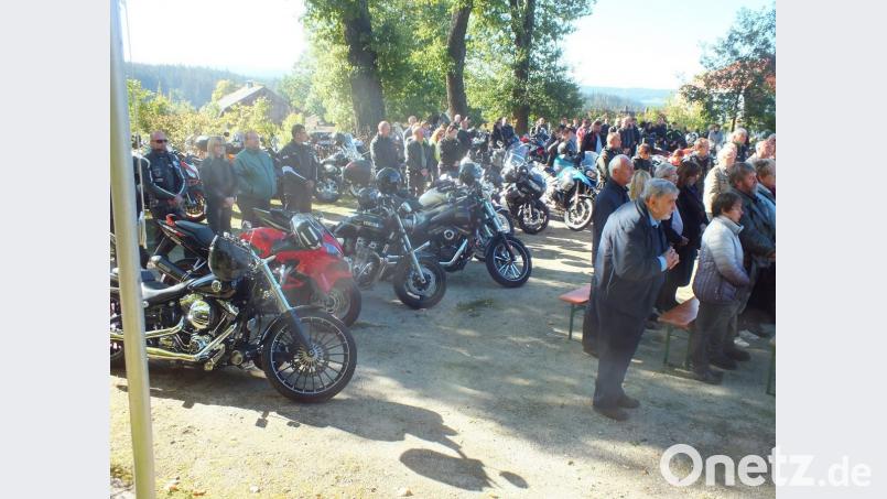 Sie sind keine gottlosen Gesellen. Ganz im Gegenteil. Der Gottesdienst für Motorradfahrer kommt glänzend an. Bild: soj
