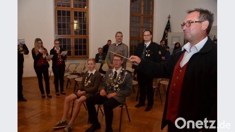 Die Roggensteiner Jugendkapelle unter Leitung von Kapellmeister Josef Wolfrath (rechts) schmettert zu Ehren der Gaukönige Andreas Bäumler und Paulus Kellner auf. Bild: dob