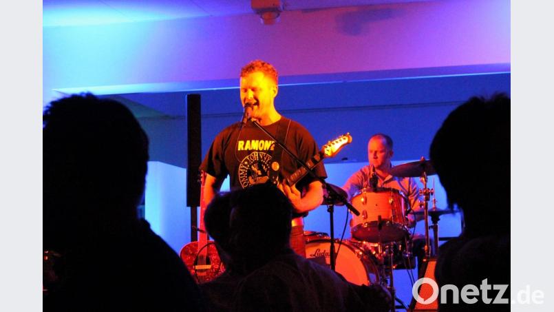 Andreas Prechtl und seine Murphy's Gang werden sofort von Rock 'n' Roll-Tanzwütigen umkreist - es gibt kein Durchkommen, außer es wird gekickt, gesteppt und gedreht. Bild: Dagmar Williamson