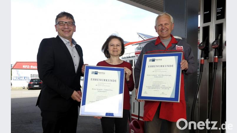 IHK-Geschäftsführer Manuel Lischka (links) überreichte dem Unternehmer-Ehepaar Petra und Heinz Schmid für das Doppeljubiläum Urkunden der Industrie- und Handelskammer. Bild: Hirsch
