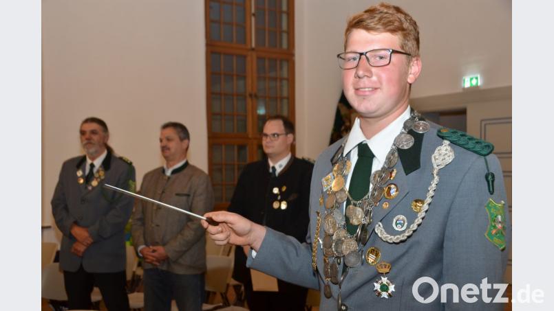 Souverän dirigiert Gaukönig Paulus Kellner die Jugendkapelle Roggenstein, bei der er selbst Mitglied ist. Bild: dob