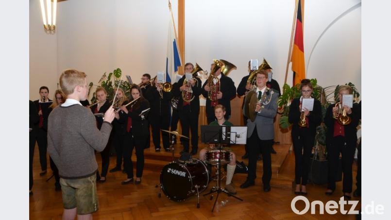 Da hilft alles nichts. Als bester bayerischer Schütze bei der Deutschen Meisterschaft in Hochbrück muss Andreas Bäumler auch sein musikalisches Geschick unter Beweis stellen. Bild: dob