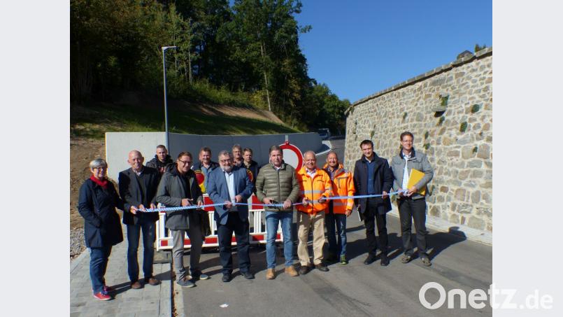 Bürgermeister Armin Schärtl (Sechster von links) durchschnitt am Donnerstag in der Mittelschulstraße zusammen mit den Planern Wolfgang Vetter (Vierter von links) und Erwin Schall (Fünfter von rechts) sowie Gottfried Weishäupl vom Staatlichen Bauamt Amberg-Sulzbach (Vierter von rechts) das Band zur Verkehrsfreigabe. Bild: Völkl