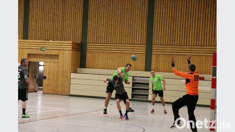 Christoph Rauh lässt sich von der Tirschenreuther Verteidigung nicht stoppen. Bild: sne