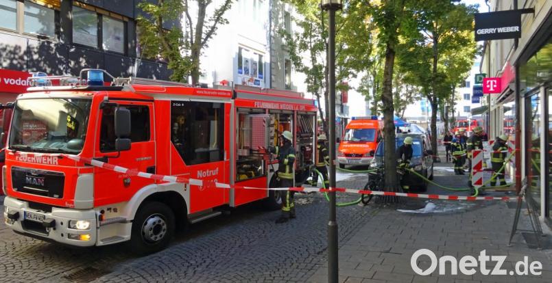 Rauchentwicklung in einem Telefonladen in der Max-Reger-Straße lässt die Feuerwehr anrücken. Bild: Dobmeier