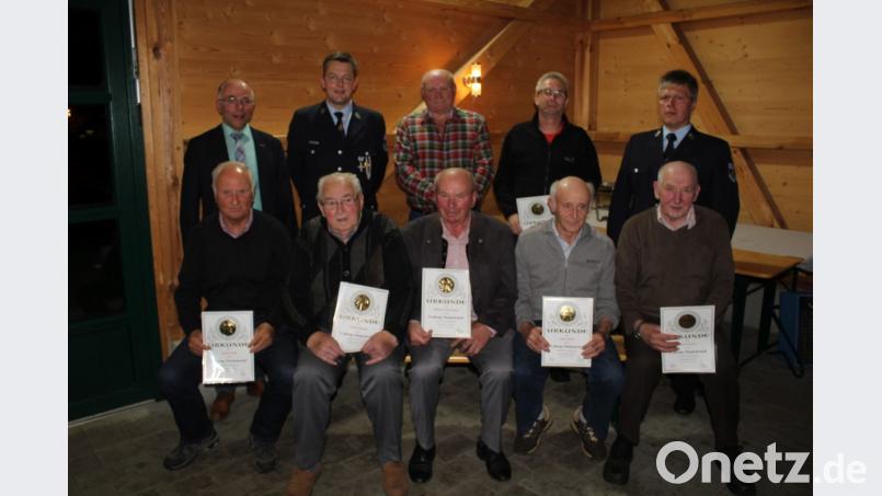 Hans Eckert (vorne, rechts) ist der Senior unter den Geehrten: Er gehört seit 65 Jahren der Feuerwehr Tremmersdorf an. Auszeichnungen für ihre Treue erhalten außerdem (vorne, von links) Josef Friedl, Ehrenkommandant Anton Diepold, Johann Fahrnbauer senior und Karl Sticht sowie Werner Gebhardt und Manfred Götz (stehend, Zweiter und Dritter von rechts). Unser Bild zeigt sie mit (stehend, von links) Bürgermeister und Vizelandrat Albert Nickl, Kommandant Markus Hefner und Vorsitzender Martin Rodler (rechts). Bild: rod