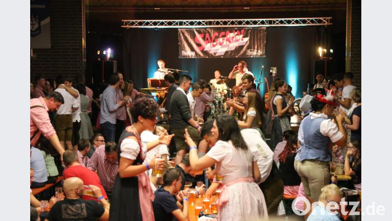 Die Band "Saggradi" sorgt für Stimmung auf dem Oktoberfest des TSV Pressath. Bild: sne