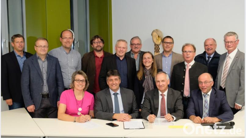 Unmittelbar nach der Vorstellung des ILEK-Konzepts unterschrieben die 10 Bürgermeister/innen des Vierstädtedreiecks, beobachtet von ALE-Chef Thomas Gollwitzer und den Vertreter/innen des Planungsbüros STADTSTRATEGIEN aus Leipzig die finale Planfassung. Nächster Schritt ist die Absegnung des Projekts durch die Stadt- und Gemeinderäte der 10 Kommunen. Bild: do