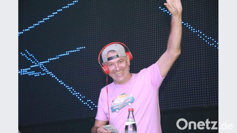 "DJ Fleischi" am Mischpult ist immer gut gelaunt. Bild: njn