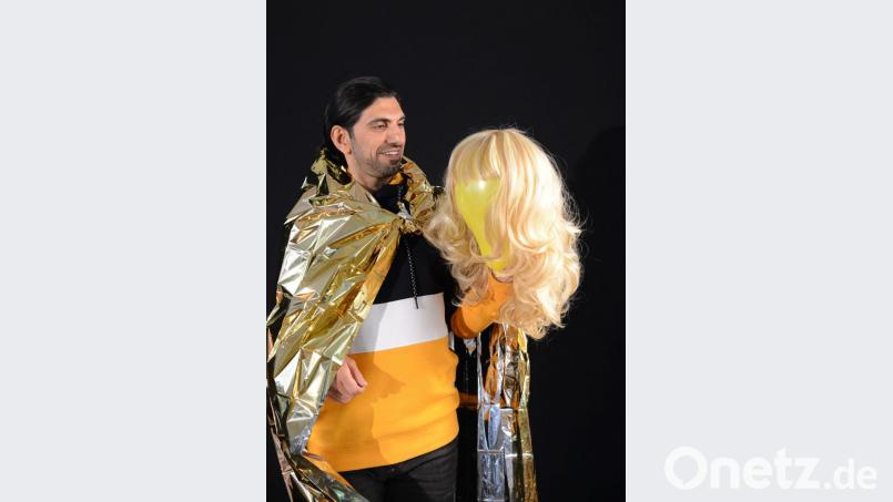 Das Theaterstück „Der Luftballon mit der blonden Perücke“ hat Schauspieler Irfan Taufik mitentwickelt. Er ist 1996 aus dem Nord-Irak geflüchtet und lebt heute als voll integrierter verheirateter Familienvater, professioneller Schauspieler, Filmemacher und Performer in Nürnberg. Bild: exb