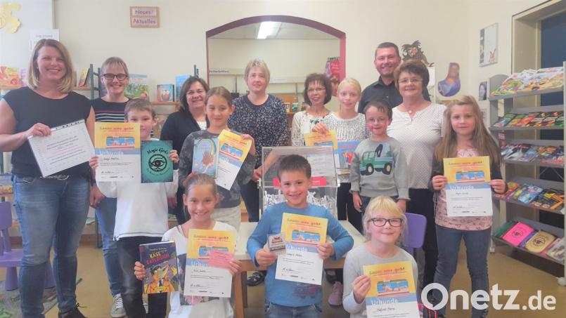 Sieger des Sommerferienleseclubs und der Tombola mit Bürgermeister Rainer Rewitzer, Konrektorin Christa Walbrunn, die Spendenübergeberin Corinna Schödl sowie den Vertretern des Büchereiteams. Bild: tu
