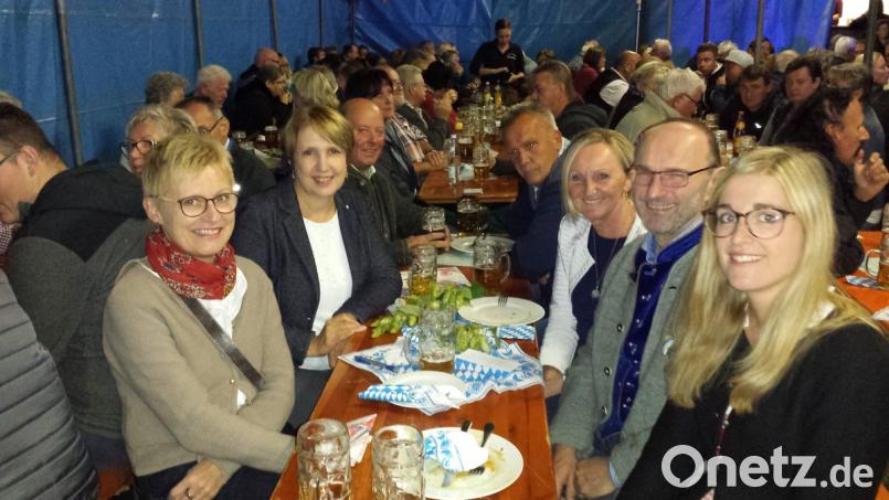SPD-Ortsvorsitzender Hans Maier (Zweiter von rechts) begrüßt beim Oktoberfest im Festzelt die Landtagsabgeordnete Annette Karl (Zweite von links). Bild: gi