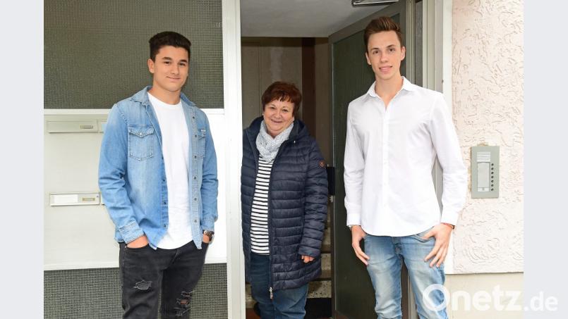 Die Sturmnacht vom 23. September werden sie so schnell nicht vergessen: Fabian Sparrer, Ingrid Häupl und Luca Seifert (von links) helfen zusammen und kümmern sich während des Unwetters um eine hilfsbedürftige Seniorin, die ihr Heim nicht mehr findet. Bild: Petra Hartl