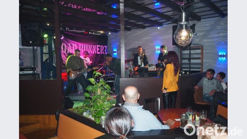 Überraschungsgast Jochen Andree zaubert aus seiner Harmonika charakteristischen Bluesrock. Bild: gz