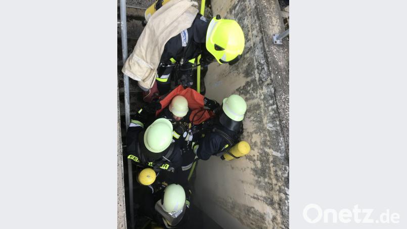Feuerwehrleute retten einen verletzten Kameraden bei der praktischen Prüfung der Atemschutzausbildung. Bild: dse