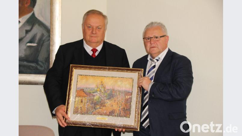 Rivnes Oberbürgermeister Khomko Woldymyr (links), übergab an Bürgermeister Peter Forster als Gastgeschenk ein Gemälde seiner Stadt. Bild: frd