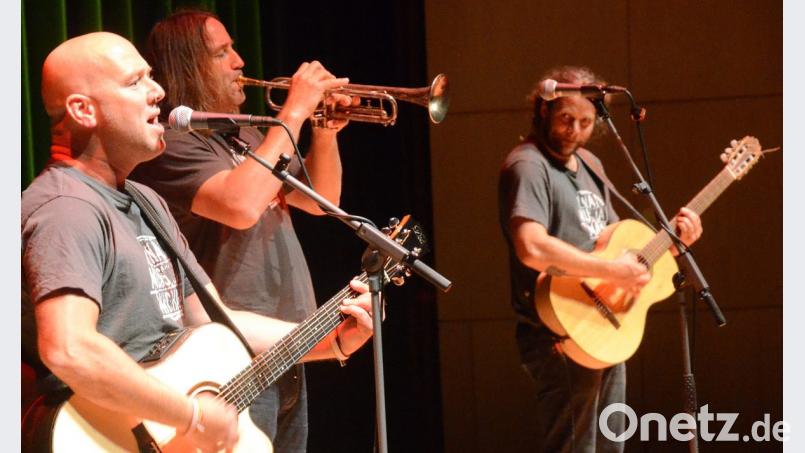 Nicht nackt, aber vor allem mit Gitarre. Roland Heftner (Mitte) spielt auch mal Trompete. Mit seinen Bandmitgliedern Keller Steff (rechts) und Michi Dietmayr begeistert er das Publikum. Bild: Kunz