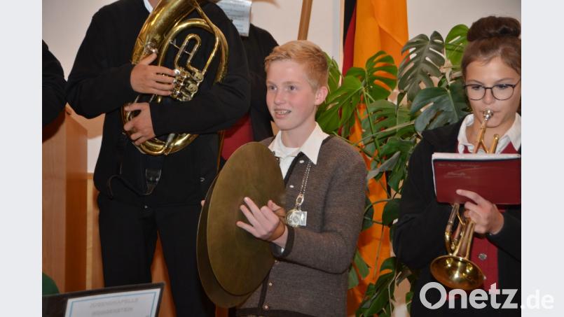 Da hilft alles nichts. Als bester bayerischer Schütze bei der Deutschen Meisterschaft in Hochbrück muss Andreas Bäumler auch sein musikalisches Geschick unter Beweis stellen. Bild: dob