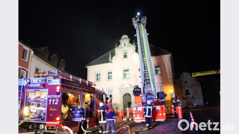 Die Brandschützer rücken mit der Drehleiter an: Am ehemaligen Vermessungsamt üben drei Wehren den Lösch- und Rettungseinsatz. Der Stadtberg war währenddessen gesperrt. Bild: jma
