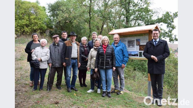 In seiner Funktion als Vorsitzender des Vereins Naturpark Oberpfälzer Wald eröffnete Landrat Thomas Ebeling (rechts) den Naturerlebnispfad "Rittersteig". Mit dabei waren Architekt Gottfried Blank, Bürgermeister Martin Schwandner und Trausnitzer Bürger, die bei der Gestaltung aktiv mitgearbeitet haben. Bild: bnr